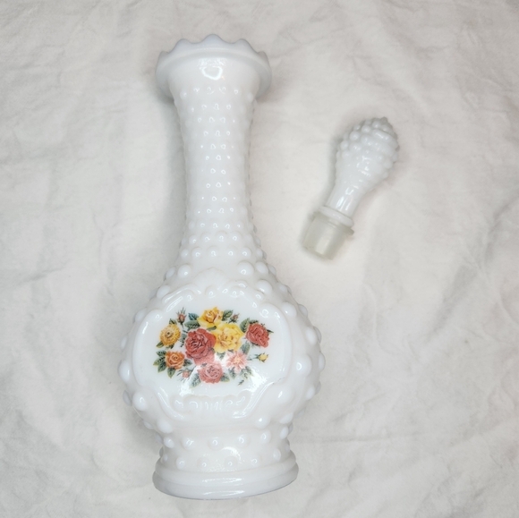 Avon Milkglass Bud Vase - Picture 1 of 10